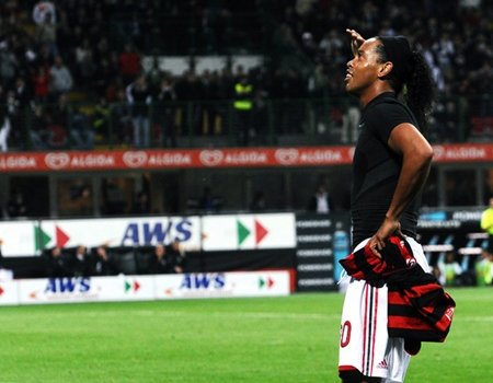 Dinho Belum Pasti Merah-Hitam Musim Depan