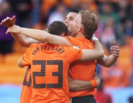 Belanda Kalahkan Denmark 2-0