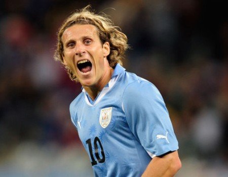 Perreira Waspadai Forlan