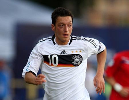 Chelsea, Arsenal, City Berebut Ozil