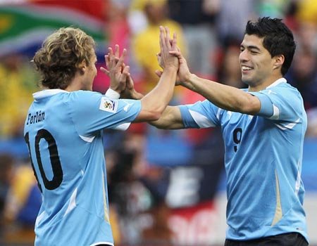 Spurs Bidik Forlan-Suarez