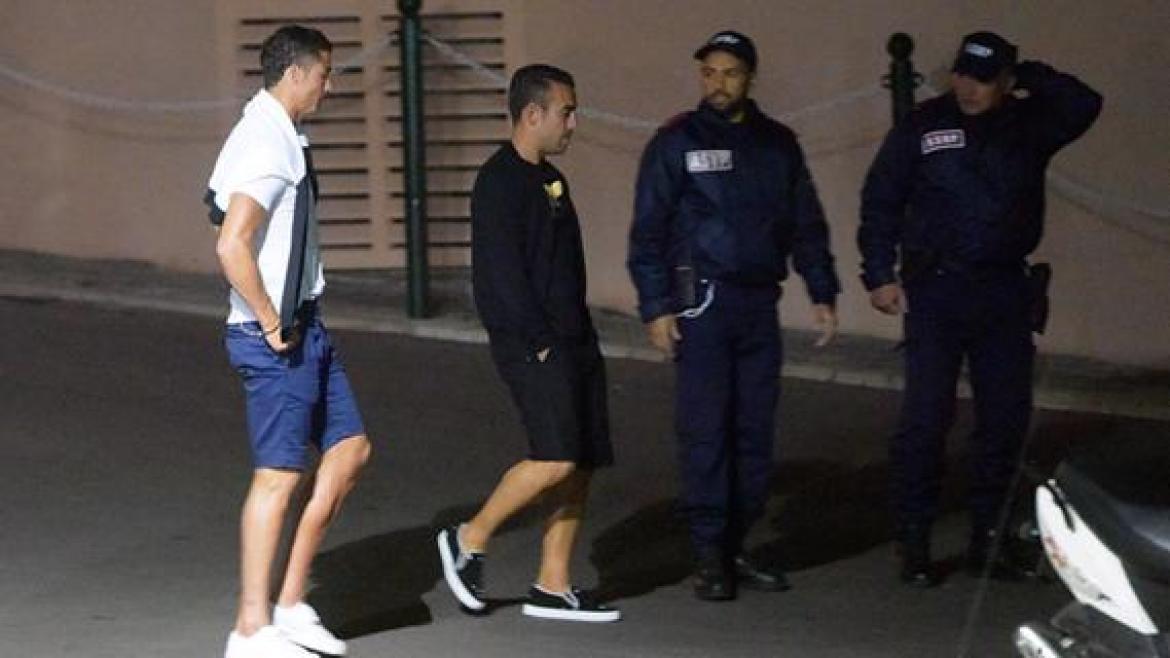 Cristiano Ronaldo Ditangkap Polisi Setelah Kencing