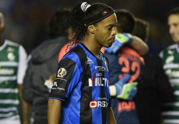 Ronaldinho Dipecat Karena Penampilannya Terus Menurun