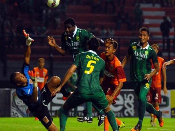 Jelang Lawan Persib, Persebaya Matangkan Latihan Pada Malam Hari