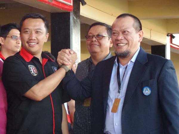 Menpora Jabat Tangan Dengan Ketua PSSI