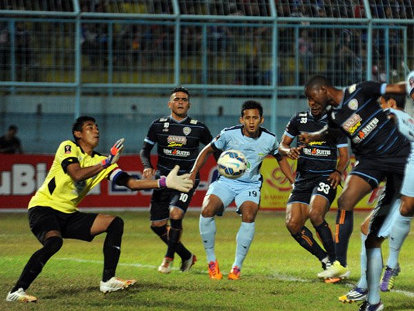 Persela Tidak Parkir Bus Saat Tahan Imbang Arema Cronus