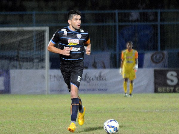 Fabiano Antisipasi Kecepatan Penyerang Sriwijaya FC