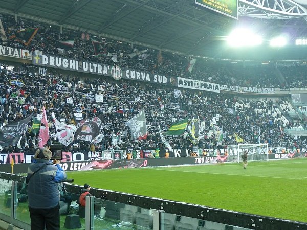 Ultras Juventus tetap Jalani Skors