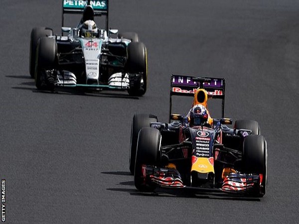 Hamilton Tolak Rencana Marcedes Pasok Mesin ke Red Bull