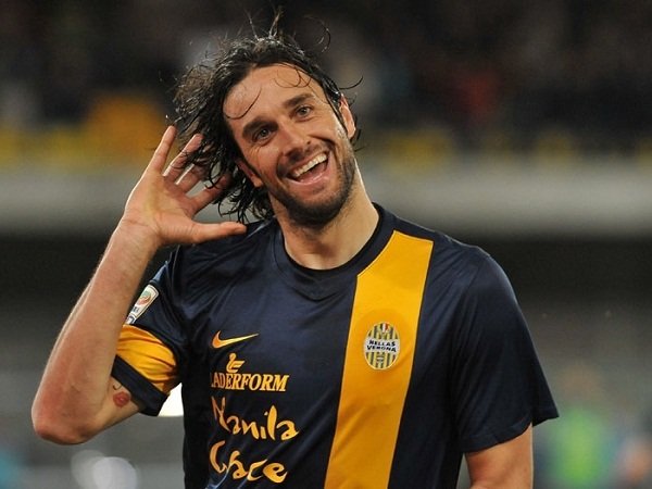 Luca Toni Jalani Operasi Lutut