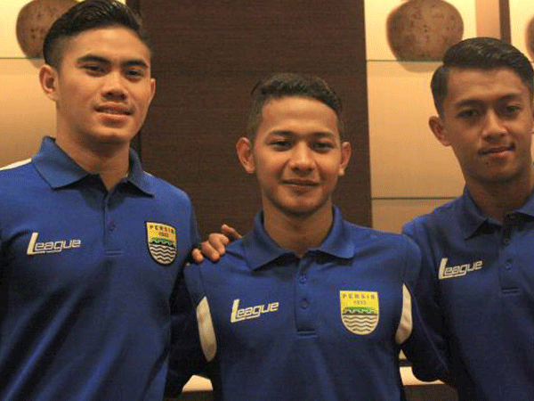 3 Pemain tim biru berlatih di Benua Biru