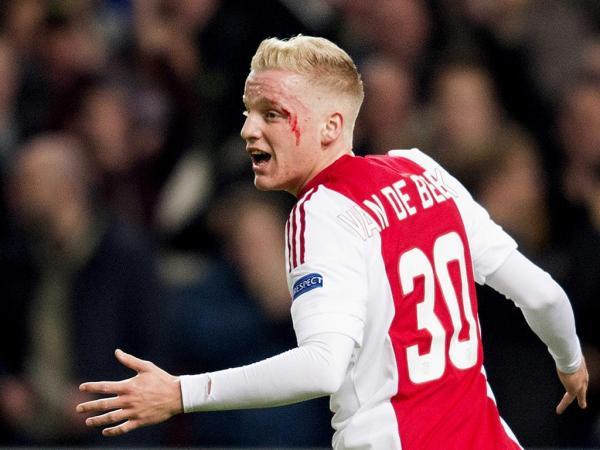 Ajax pimpin klasemen Eredivisie