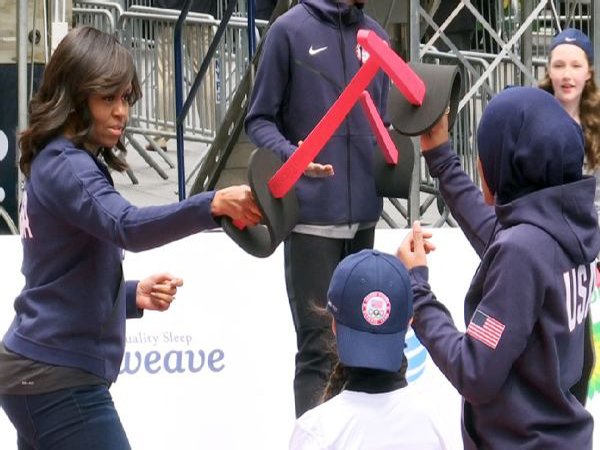 Ragam Berita Olahraga Anggar : Michelle Obama Dapat Pelajaran Anggar Dari Ibtihaj Muhammad