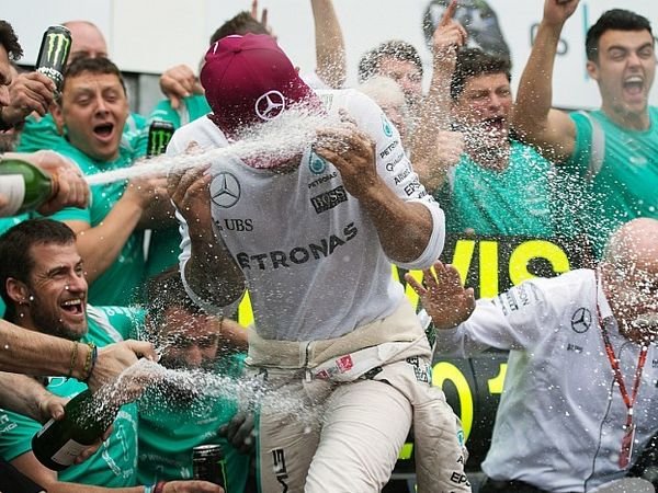 Berita F1: Lewis Hamilton Bangga pada Timnya