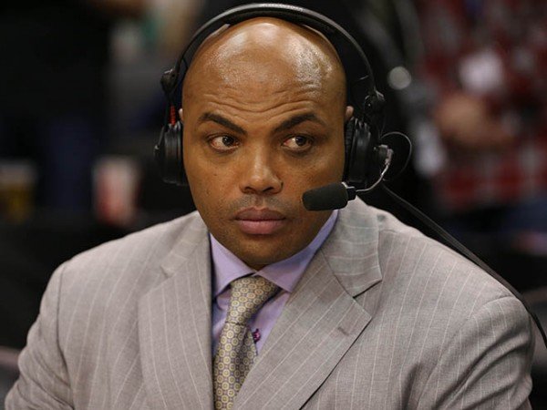 Berita Basket : Charles Barkley Katakan LeBron James Pantas Dapat Pukulan