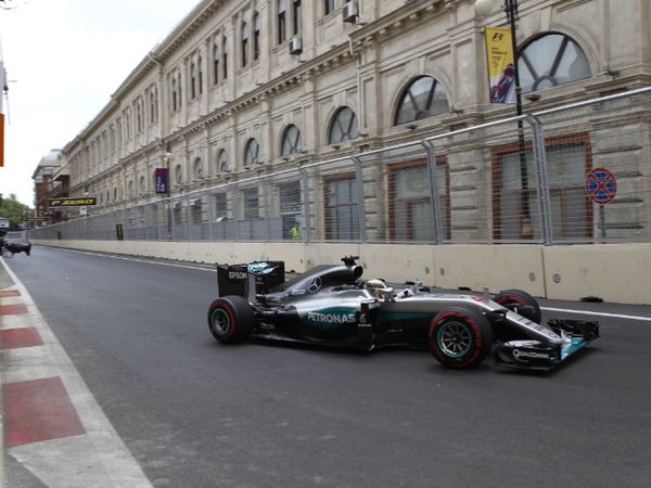 Berita F1: Driver Lain Mengeluh, Hamilton Duduk sambil Tersenyum