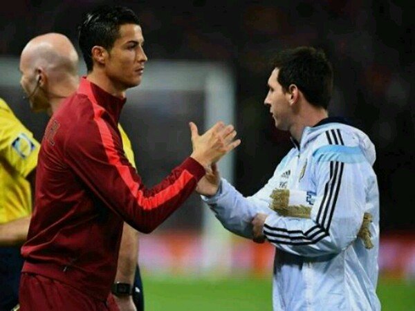 Berita Sepak Bola: Cristiano Ronaldo Nasehati Lionel Messi Agar Tak Pensiun