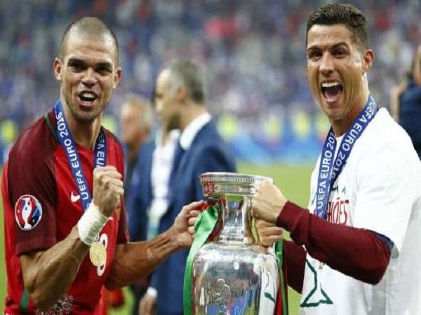 Berita Piala Eropa 2016: Pepe Persembahkan Gelar Juara Portugal untuk Ronaldo