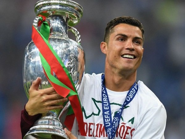 Berita Sepak Bola: Cristiano Ronaldo Tercatat Sebagai Selebritis Dengan Bayaran Tertinggi