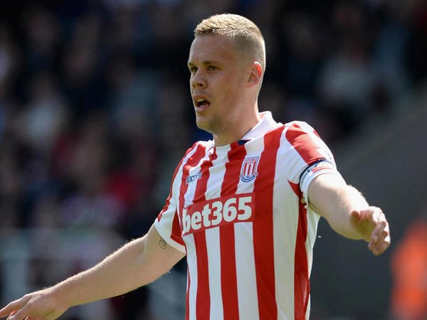 Berita Sepak Bola: Cedera Punggung Shawcross Tidak Terlalu Serius