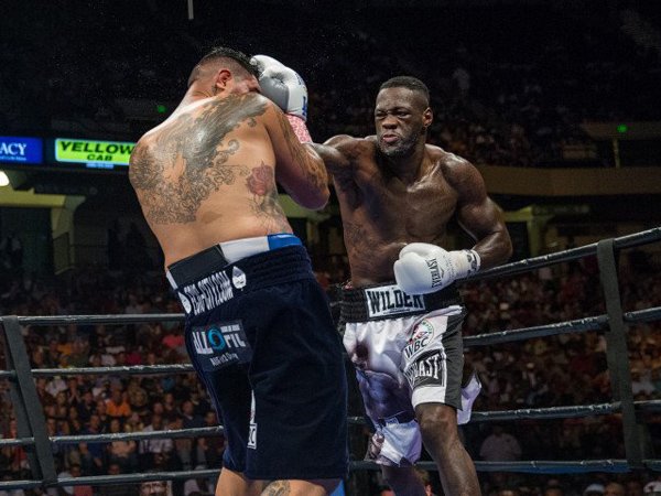 Berita Tinju: Deontay Wilder Menang Atas Chris Arreola Meski Langan Kanan Patah