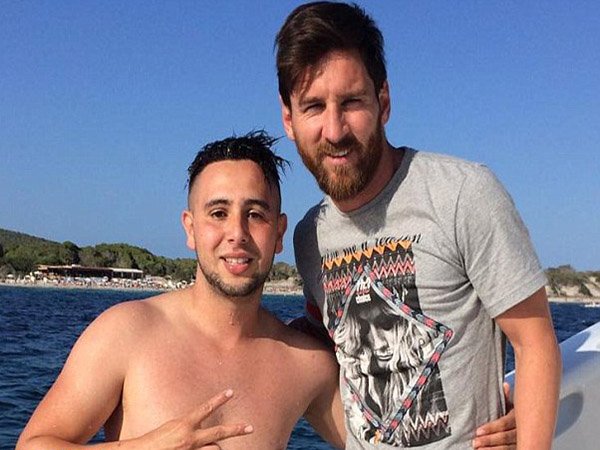 Berita Sepak Bola: Seorang Penggemar Berenang 1 Km Untuk Bertemu Bintang Barcelona, Lionel Messi