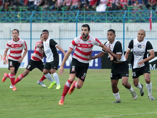 Berita TSC 2016: Penalti Kontroversial Antar Madura United Geser Arema Cronus