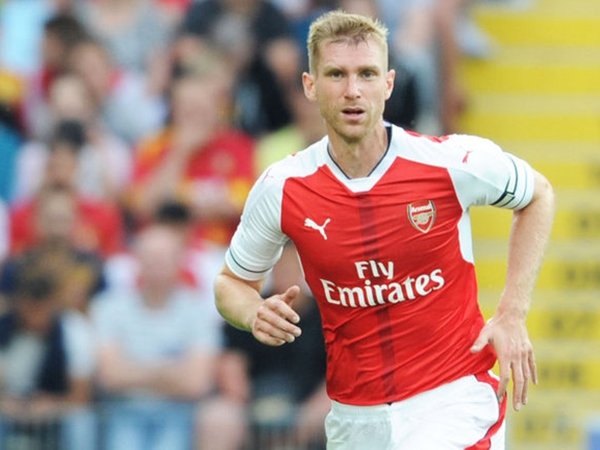 Berita Liga Inggris: Per Mertesacker Cedera Lutut, Arsene Wenger Cari Bek Baru untuk Arsenal