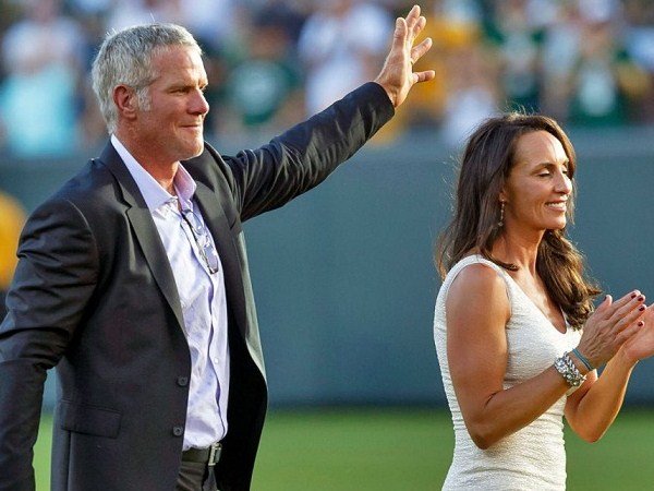 Berita Sepak Bola: Istri Brett Favre Pidato?