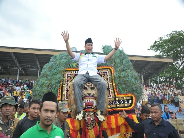 Berita Sepakbola: Menpora Buka Liga Santri Nasional 2016 Di Ponorogo