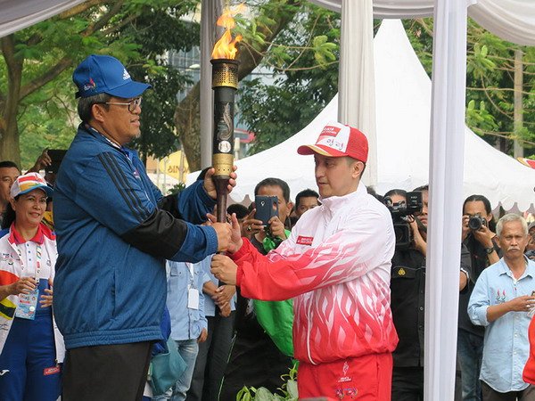 Berita PON XIX 2016: Saat Ricky Soebagdja Membawa Obor Api PON XIX Jawa Barat 2016