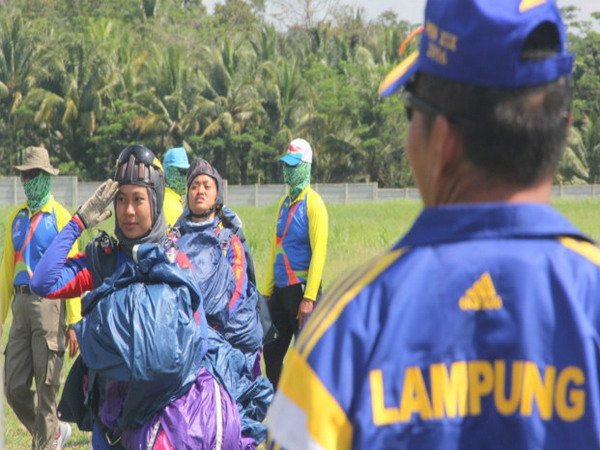 Berita PON XIX 2016: Kejutan Kontingen Lampung di Cabang Terjun Payung