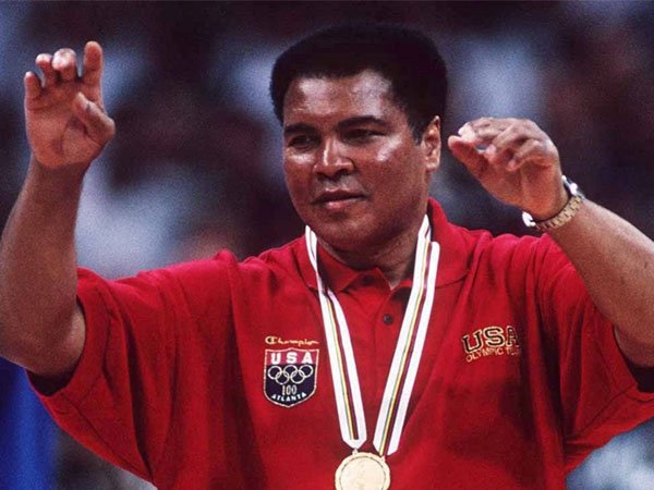 Berita Tinju: Muhammad Ali Terima Penghargaan Jesse Owens Olympic Spirit