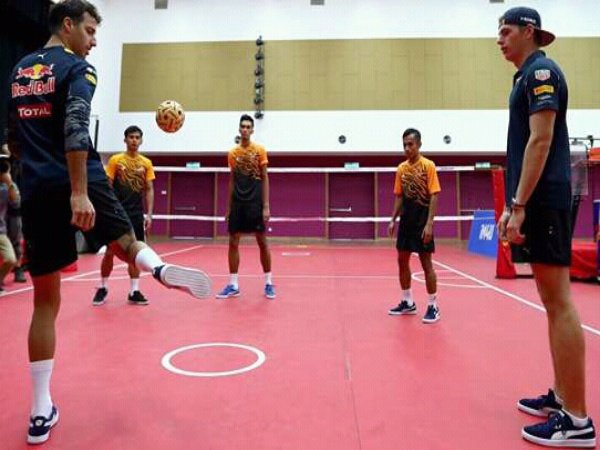 Berita F1: Duo Red Bull Bermain Sepak Takraw Sebelum Tampil di Sepang