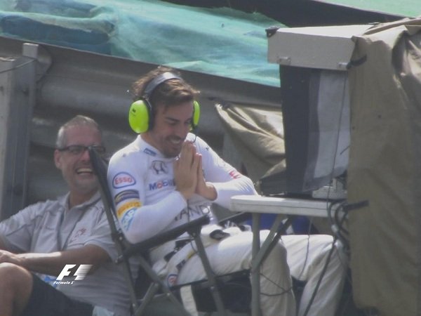 Berita F1: Ini Tingkah Iseng Alonso Usai Mobilnya Bermasalah di Sesi Latihan Bebas Kedua