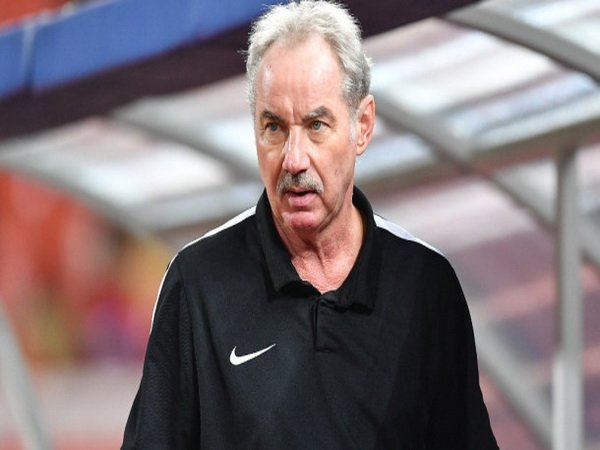 Berita Sepakbola Nasional: Alfred Riedl Pertimbangkan Untuk Tetap Melatih Indonesia