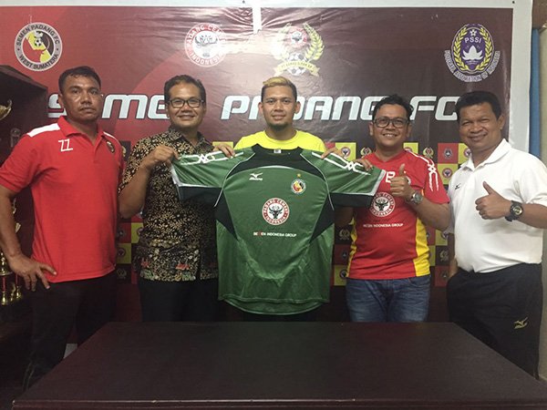 Berita Sepak Bola Nasional: Resmi! Semen Padang Kontrak Eks Kiper Persib Bandung