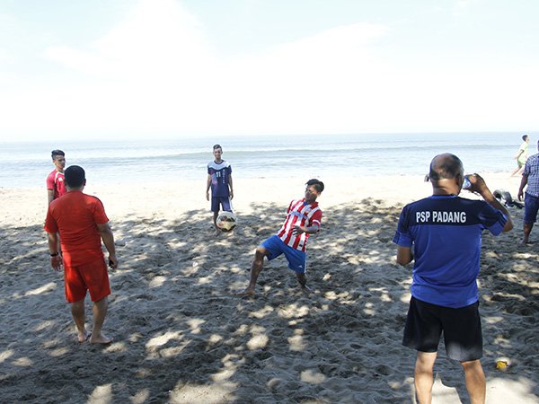 Berita Sepak Bola Nasional: Geber Fisik Jelang Linus, PSP Padang Berlatih di Pantai