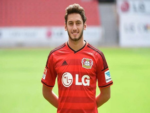 Berita Liga Jerman: Usai Disanksi FIFA, Calhanoglu Enggan Libatkan Sang Ayah dalam Kariernya