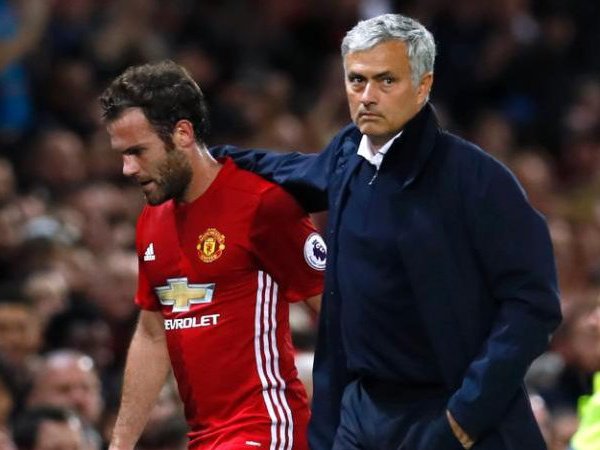 Berita Liga Inggris: Jose Mourinho Bela Tekel Telat Juan Mata