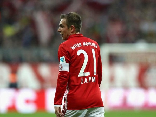 Berita Liga Jerman: Lahm Catat Penampilan Ke-500 Saat Bayern Ditahan Imbang Schalke