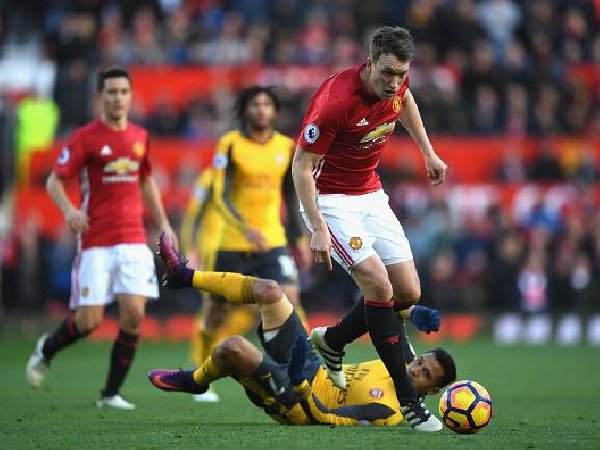 Berita Liga Inggris: Phil Jones Sempat Ingin Hengkang di Era Kepelatihan Van Gaal