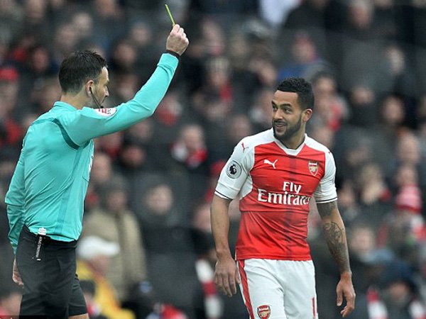 Berita Liga Inggris: Walcott Patahkan Tradisi Arsenal dan Ribut dengan Bek Hull