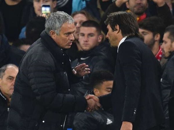 Berita Liga Inggris: Neville Menilai Mourinho Hanya Iri dengan Chelsea-nya Conte