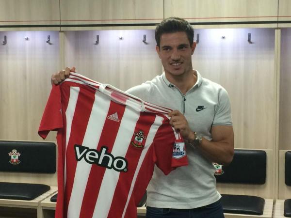 Berita Transfer: Barcelona Incar Bek Southampton Ini Sebagai 'Darurat Transfer'