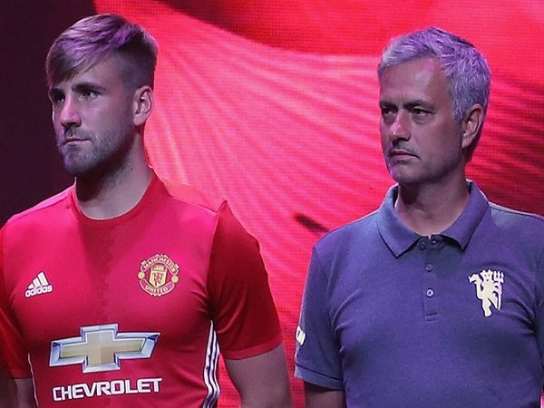 Berita Piala EFL: Ini Alasan Jose Mourinho Tak Cantumkan Luke Shaw Dalam Partai Final