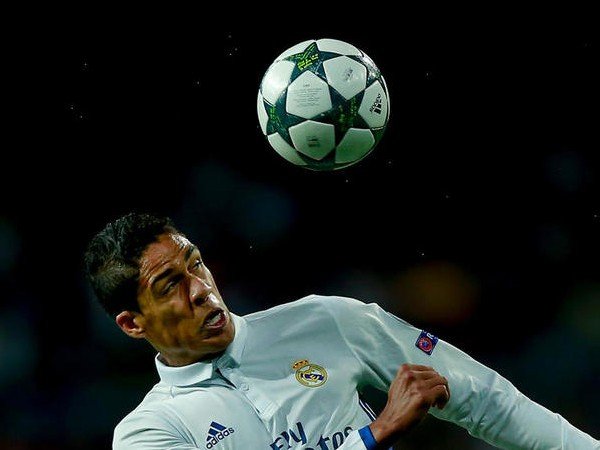 Berita Liga Spanyol: Zinedine Zidane Berharap Cedera Raphael Varane Tidak Serius