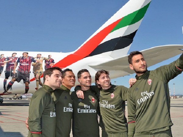 Ragam Liga Italia: Emirates Perkenalkan Pesawat Spesial Edisi AC Milan