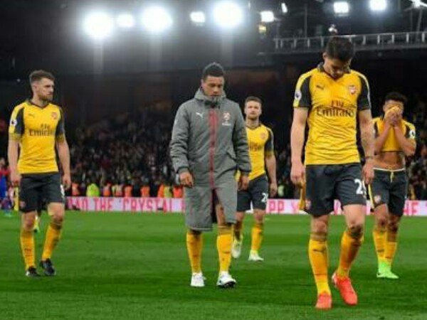 Berita Liga Inggris: Kalah Telak, Ozil dan Wenger Jadi Sasaran Kemarahan Fans Arsenal