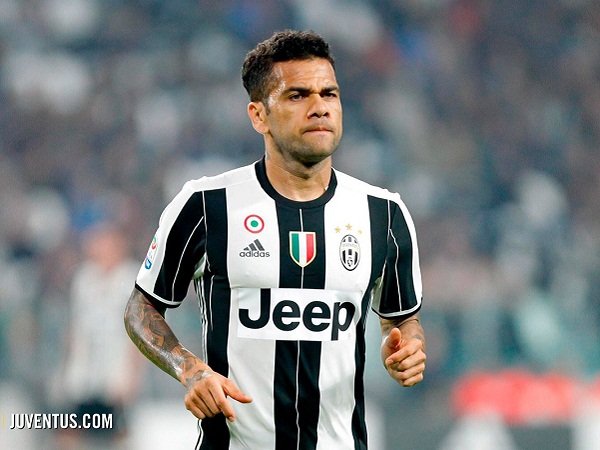 Berita Liga Champions: Dani Alves Klaim Kemenangan Juve Bukan Karena Barca Lemah